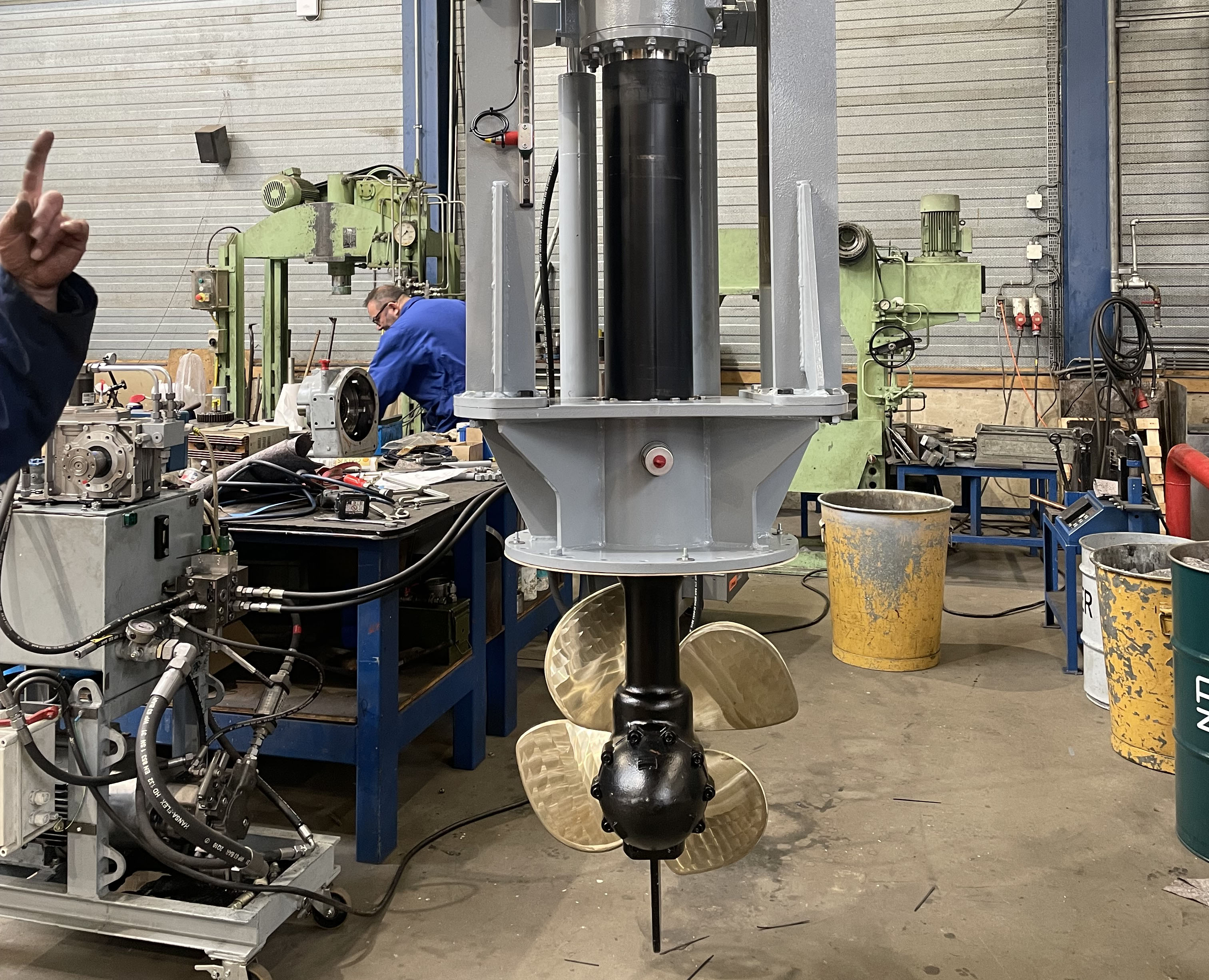 Schraven-aandrijvingen-Schottel- azimuth thruster - rudderpropeller - retractable thruster- 200 KW thruster -5