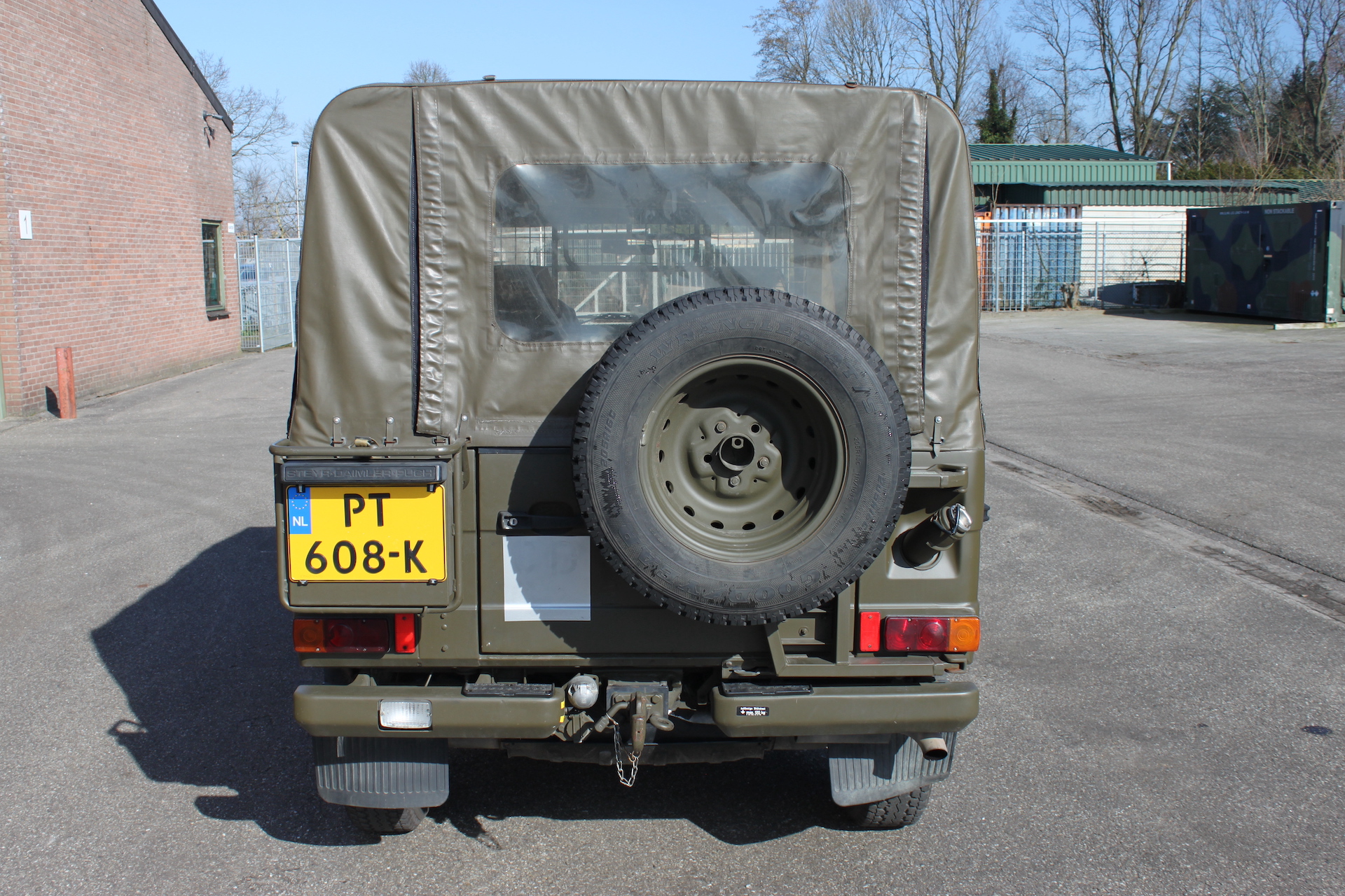 Terreinwagen Puch 16